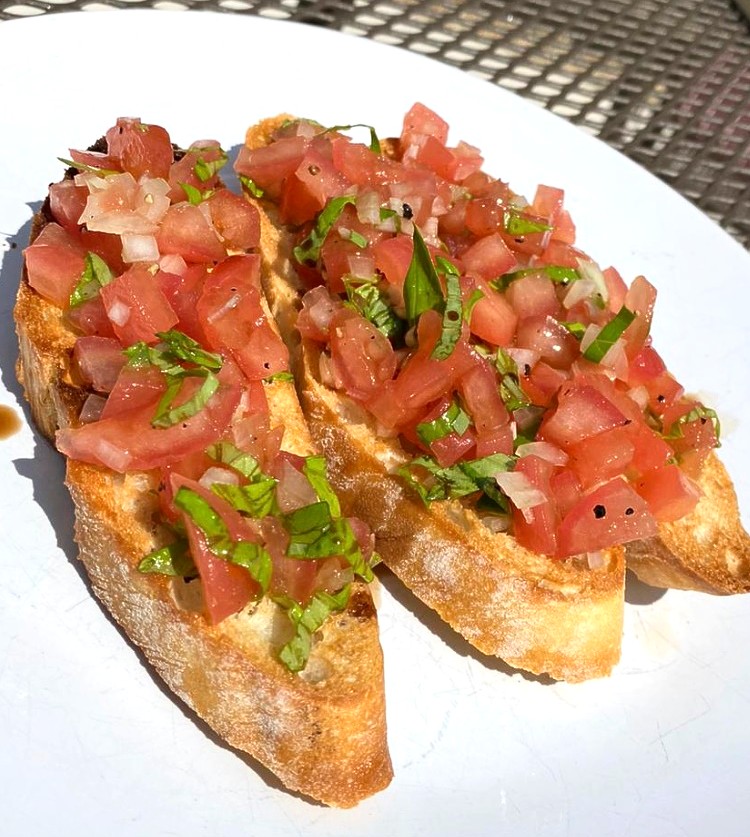 Delish_byHES's tweet photo. Quick &amp; Easy Lunch? 🍽️
Lauren @lks2504 at @RiseParkJunior kitchen, brought Italia to her own back garden with this delicious Bruschetta with Balsamic Vinegar 😋🤤
@TerryTabrett @HES_orguk @LBofHavering #StayCalmKeepCooking #Food #SchoolMeals #LockDownMeals #LoveFood #Homemade https://t.co/7RqxpKLAyJ