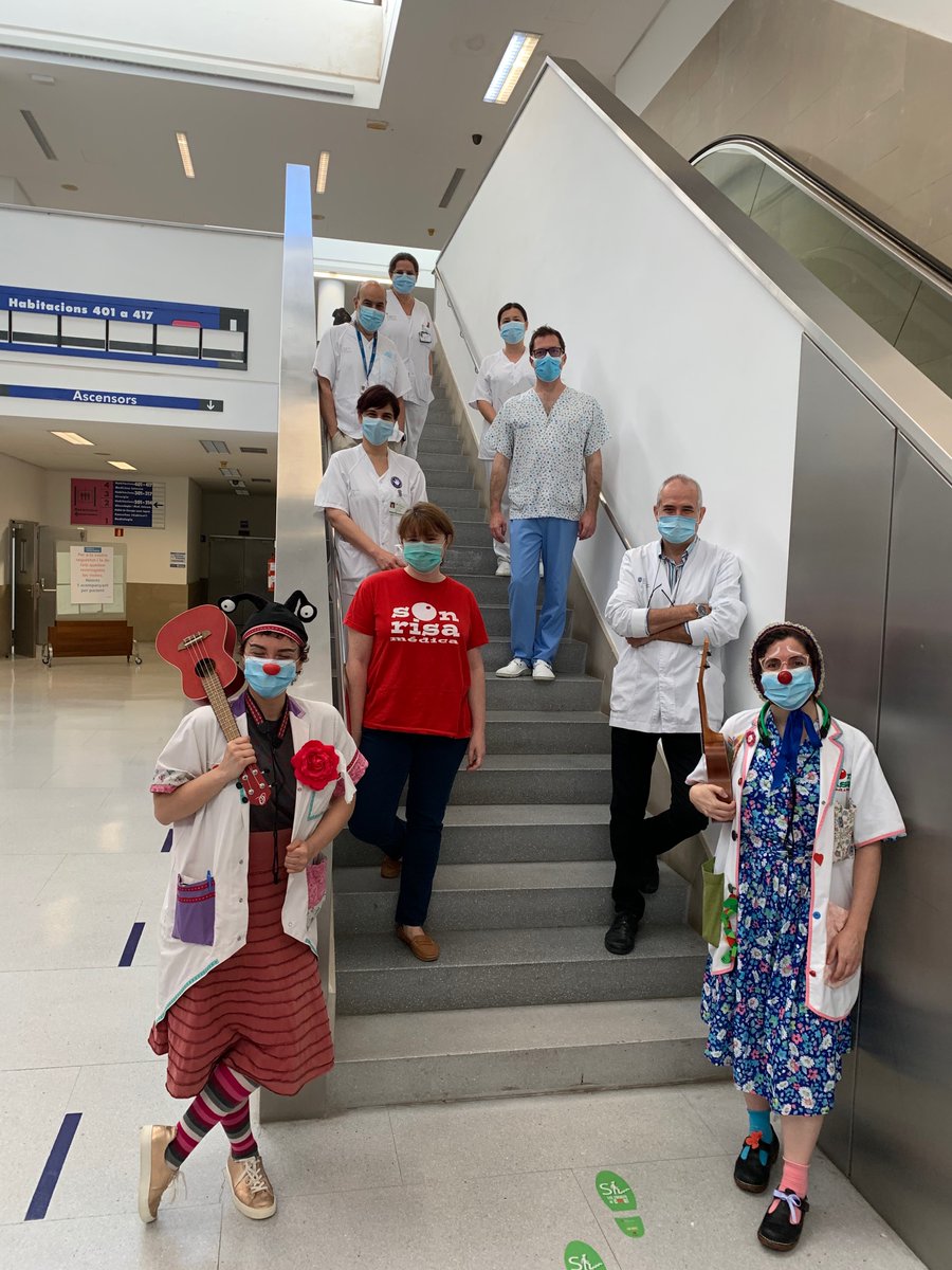 HManacor's tweet image. Els pallassos de @sonrisamedica han tornat avui a @HManacor. Els pallassos informaran de la regla de les 3M: distància de dos Metres, Mascareta obligatòria i neteja de Mans.