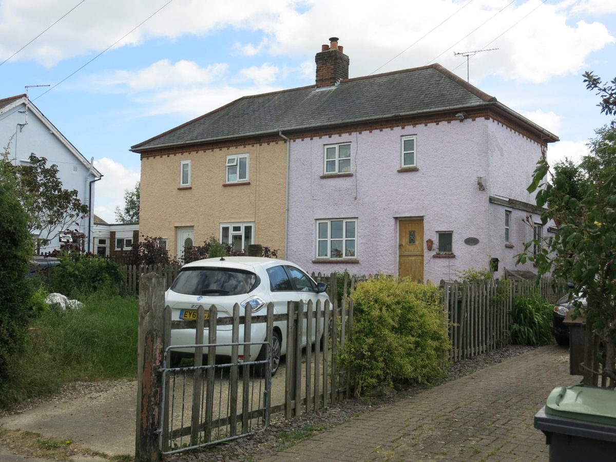 2/ Just around the corner, council homes built by Dunmow Rural District Council in, I think, the 1930s. The Council built 675 houses between the wars.