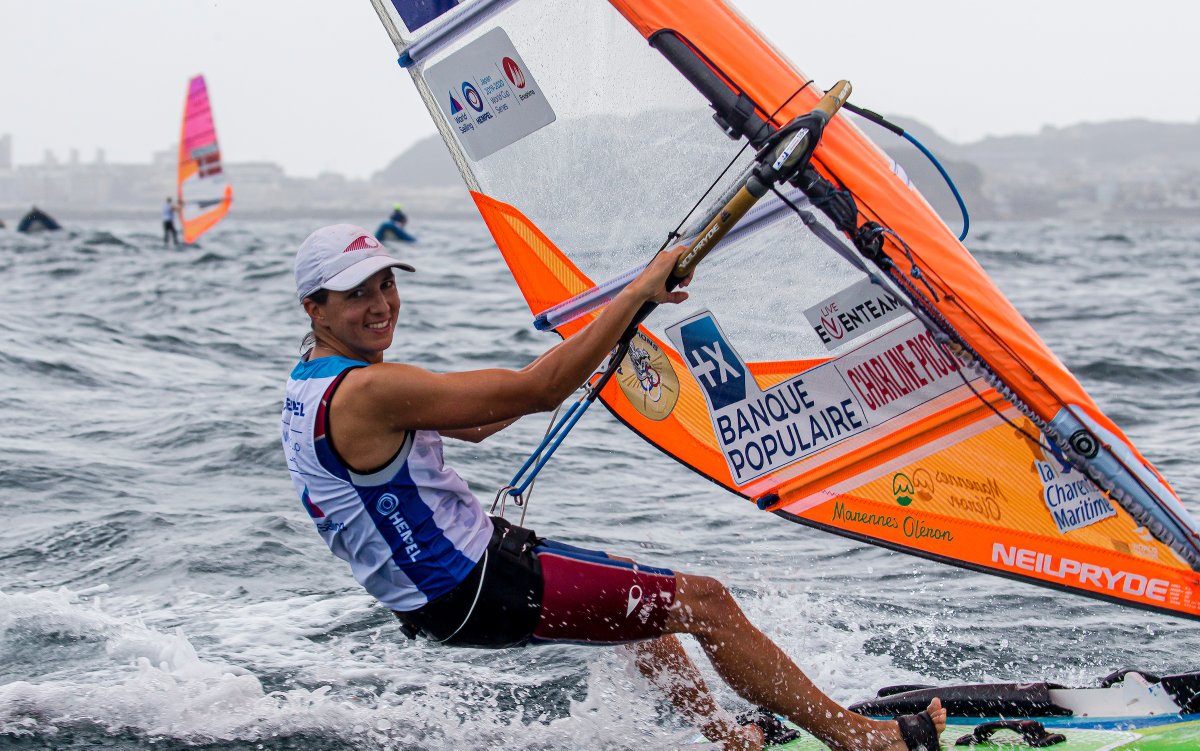 Malgré le report des Jeux Olympiques, la <a href="/FFVoile/">FFVoile</a> renouvelle sa confiance en ses athlètes sélectionnés en 2020 pour tout donner et viser le maximum de médailles sur le plan d’eau d’Enoshima en 2021 🏅 

👉 bit.ly/2TBzPCf 

#FRAsailing #EspritBleu #PassionVoile