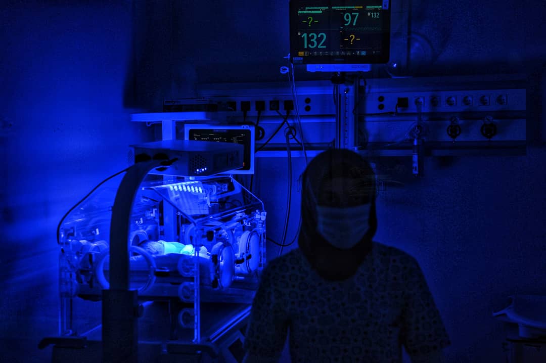 ibrahimmase's tweet photo. Covid 19 pozitif anneden doğan bebek, yoğun bakımda tedavi altına alındı.  #photojournalism #news #newsphotography #corona #coronavirus #covid #covid19 #covid_19 #coronaturkiye #coronaturkey #coronaworld #baby #healtyworld #nurse #blue https://t.co/q1ndMWPbmD
