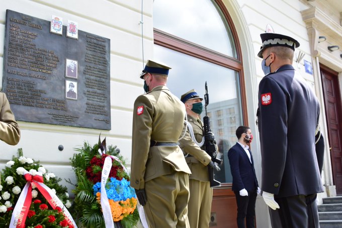 DGWdowodztwo's tweet photo. W #dzieńmamy reprezentując szefa @MON_GOV_PL, #dowódcaGarnizonuWarszawa gen. dyw. Robert Głąb złożył kwiaty na grobach Matek nieznanego żołnierza oraz przed tablicą pamiątkową Jadwigi #Zarugiewicz, oddając hołd wszystkim Matkom żołnierzy polskich poległych za Ojczyznę. #pamiętamy https://t.co/LeXFrZSjoW