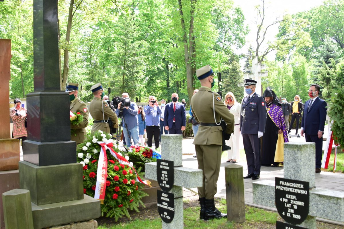 DGWdowodztwo's tweet photo. W #dzieńmamy reprezentując szefa @MON_GOV_PL, #dowódcaGarnizonuWarszawa gen. dyw. Robert Głąb złożył kwiaty na grobach Matek nieznanego żołnierza oraz przed tablicą pamiątkową Jadwigi #Zarugiewicz, oddając hołd wszystkim Matkom żołnierzy polskich poległych za Ojczyznę. #pamiętamy https://t.co/LeXFrZSjoW