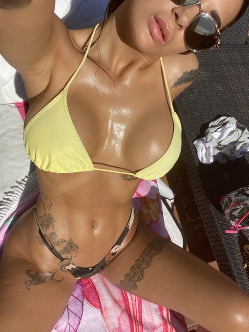 Buenas tardes !!!!!  Oferta de final de mes de Only fans. https://t.co/R7Ayd0dv7U mes completo 10$. Y<a href="/tag/happyfriday"class="tags"><span>#happyfriday</span></a>