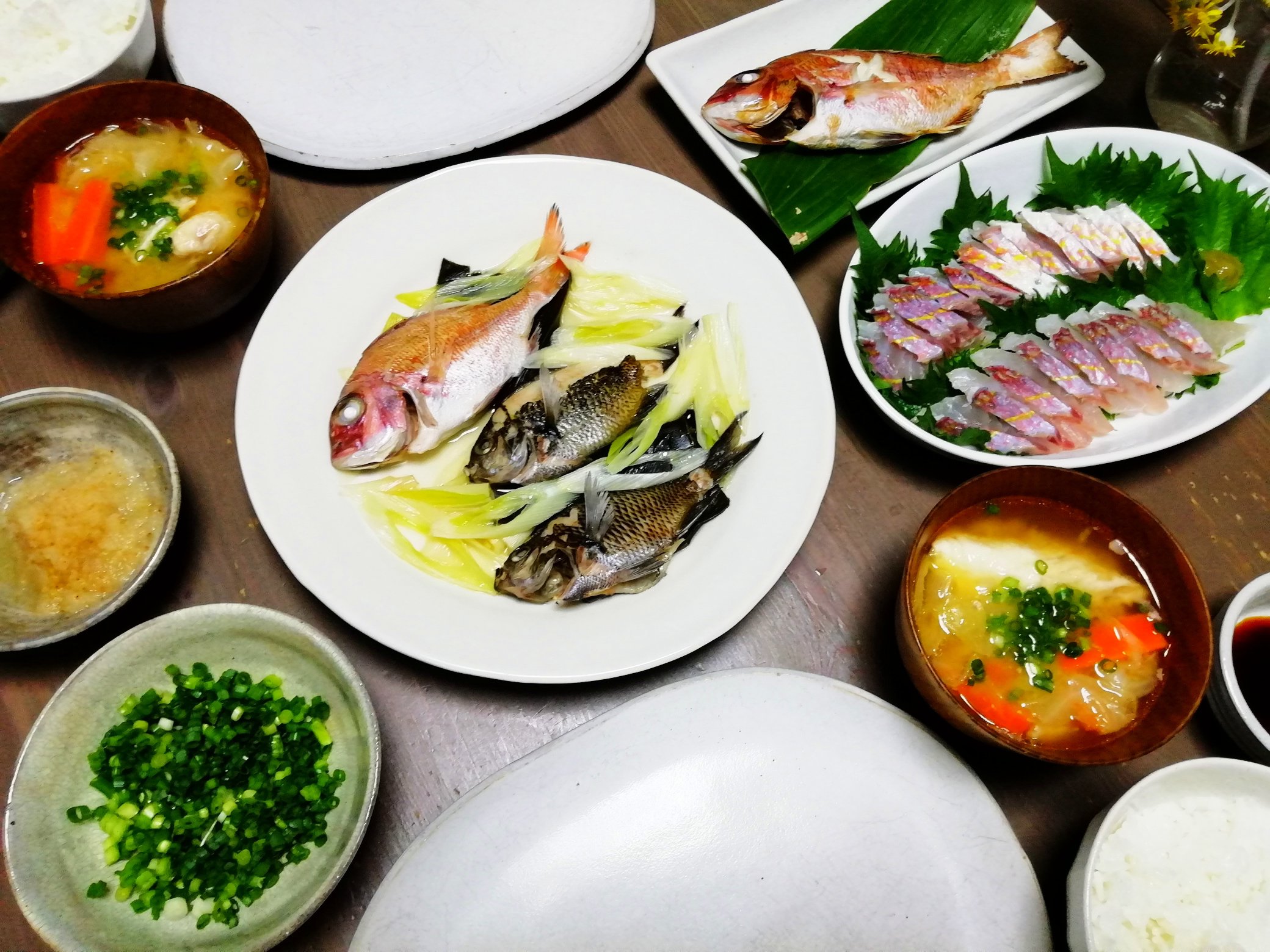 みほ イトヨリのお刺身 湯引き 真鯛とスズメ鯛の酒蒸し 真鯛の塩焼き イトヨリのアラのお味噌汁 イトヨリは皮に旨みがあり脂が乗っていて最高でした ๑ ㅂ ๑ 酒蒸しはポン酢と紅葉おろしと青葱で頂きました 美味しかったー Twitter家庭料理