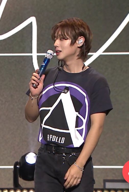 Minmeun's tweet photo. เอ็มวีเปลี่ยนไปสามแสนชุด...
แม่ดิฉันดูโชว์เคสแล้วบอกว่า “ทำไมไม่ใส่เสื้อยืดในเอ็มวีอะ อันนี้หล่อกว่าตั้งเยอะ”
#WingIsComing #Wing_쇼케이스_이벤트_참여 #ParkJihoon https://t.co/5HEFXYk8pV