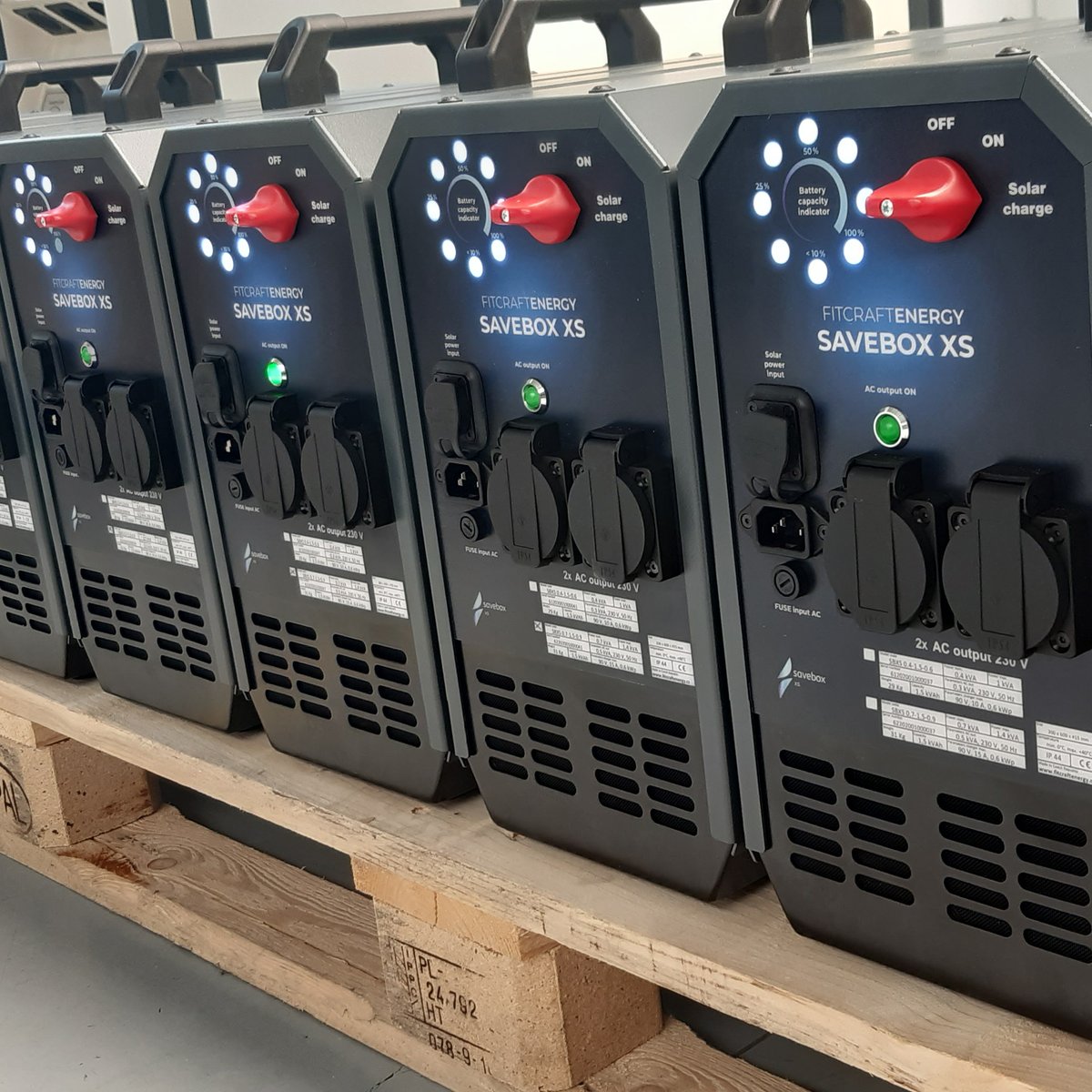 FitcraftEnergy's tweet photo. Tucet nových SaveBox XS putuje do rukou Western Power Distribution (obdoba českého ČEZU) ve Walesu a Skotsku. Budou pomáhat při výpadcích proudu ve vybraných místech, kde je nezbytně nutné rychle a "mobilně" zajistit napájení malých spotřebičů. https://t.co/AWT5HSSuwl #savebox https://t.co/uXsRd77Hcy