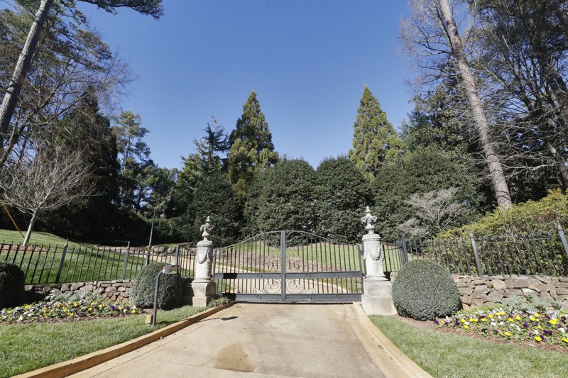 jbeckhamlat's tweet photo. @SenatorLoeffler Cowards. Greed. #GOP Veterans benefits? only if I, Queen Kelly, can paint the gate to my manse! https://t.co/uedkKPbG0c