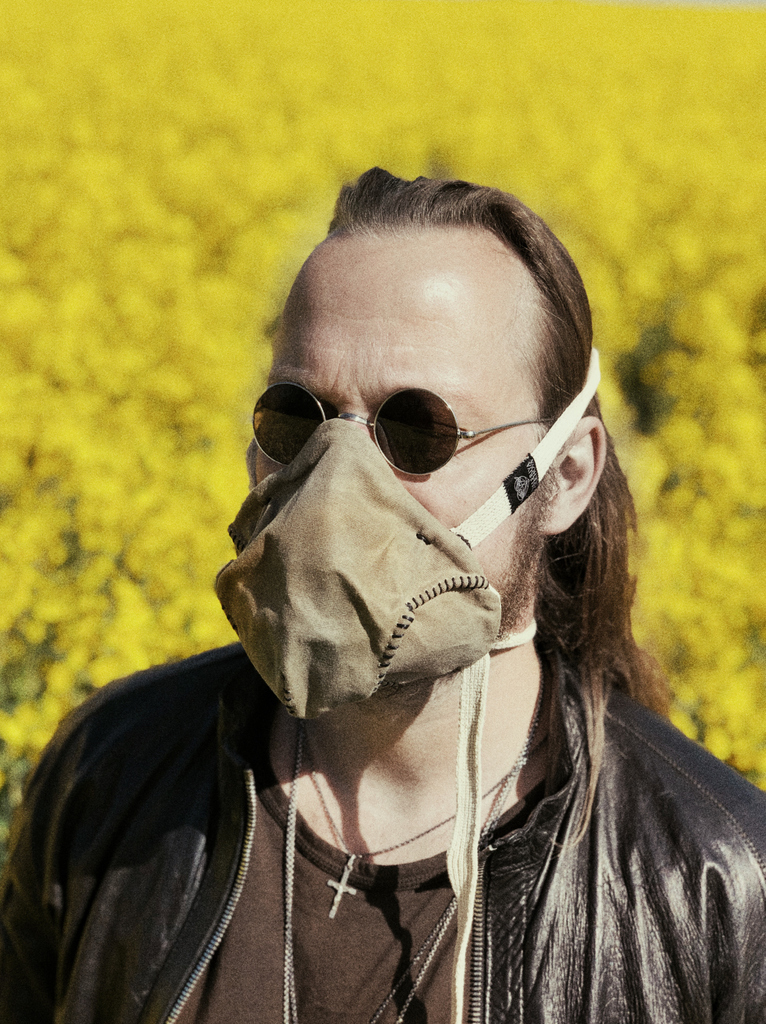 « MASK_0 »⁣⁠

MASK_O_by Leon Louis &amp; VOFT Valeriya Olkhova

This wearable art form is developed to support the current world situation caused by Covid_19.

The mask has been carefully engineered with a mechanical double Air-valve breathing system.