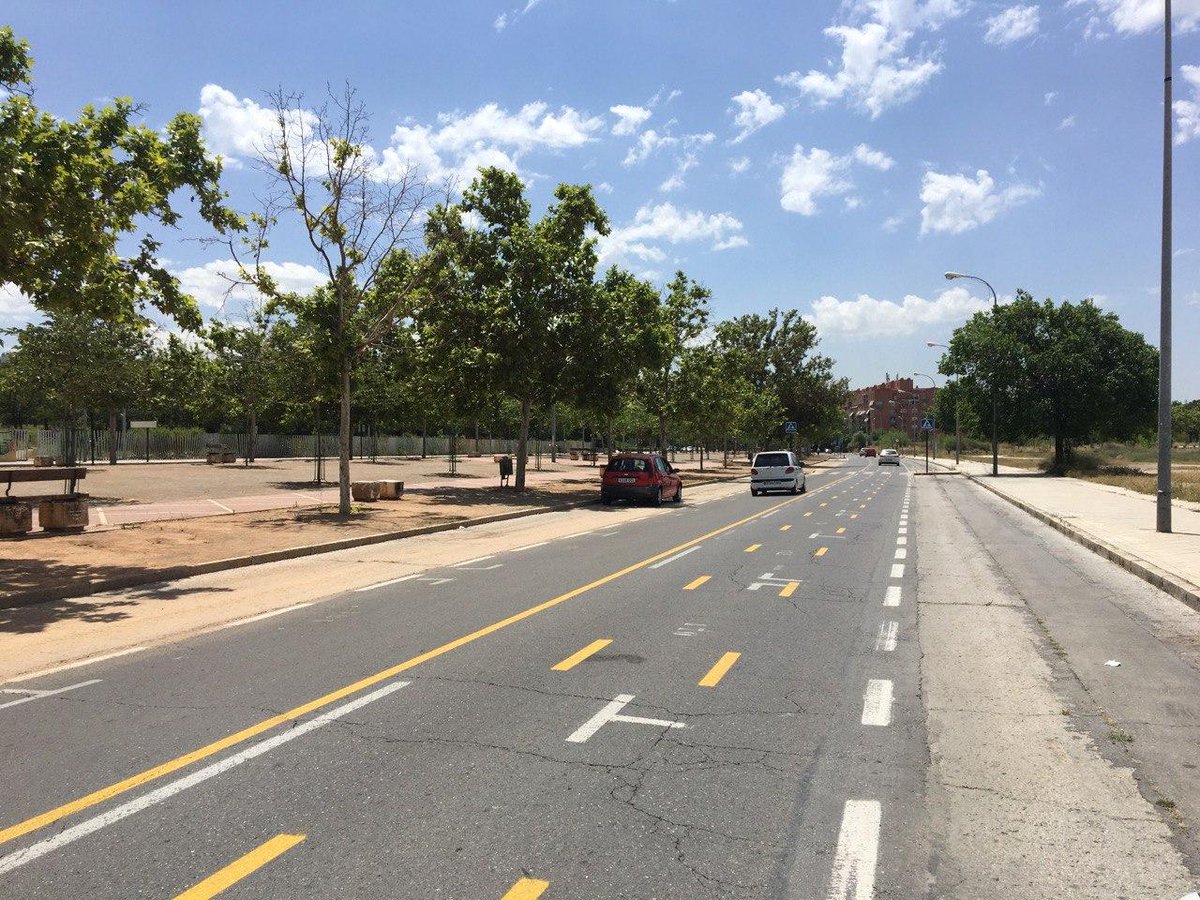 cgimgranada's tweet photo. 🚌🚕🚲🛴Los nuevos carriles CRT son de uso para VMP, bici, taxi y bus urbano, limitación a 30km/h. 
🚗🛵🏍Si circulas en vehículo privado, utiliza el carril de la izquierda. 
https://t.co/TlFD3dDxWV https://t.co/IPMt0QZXG8