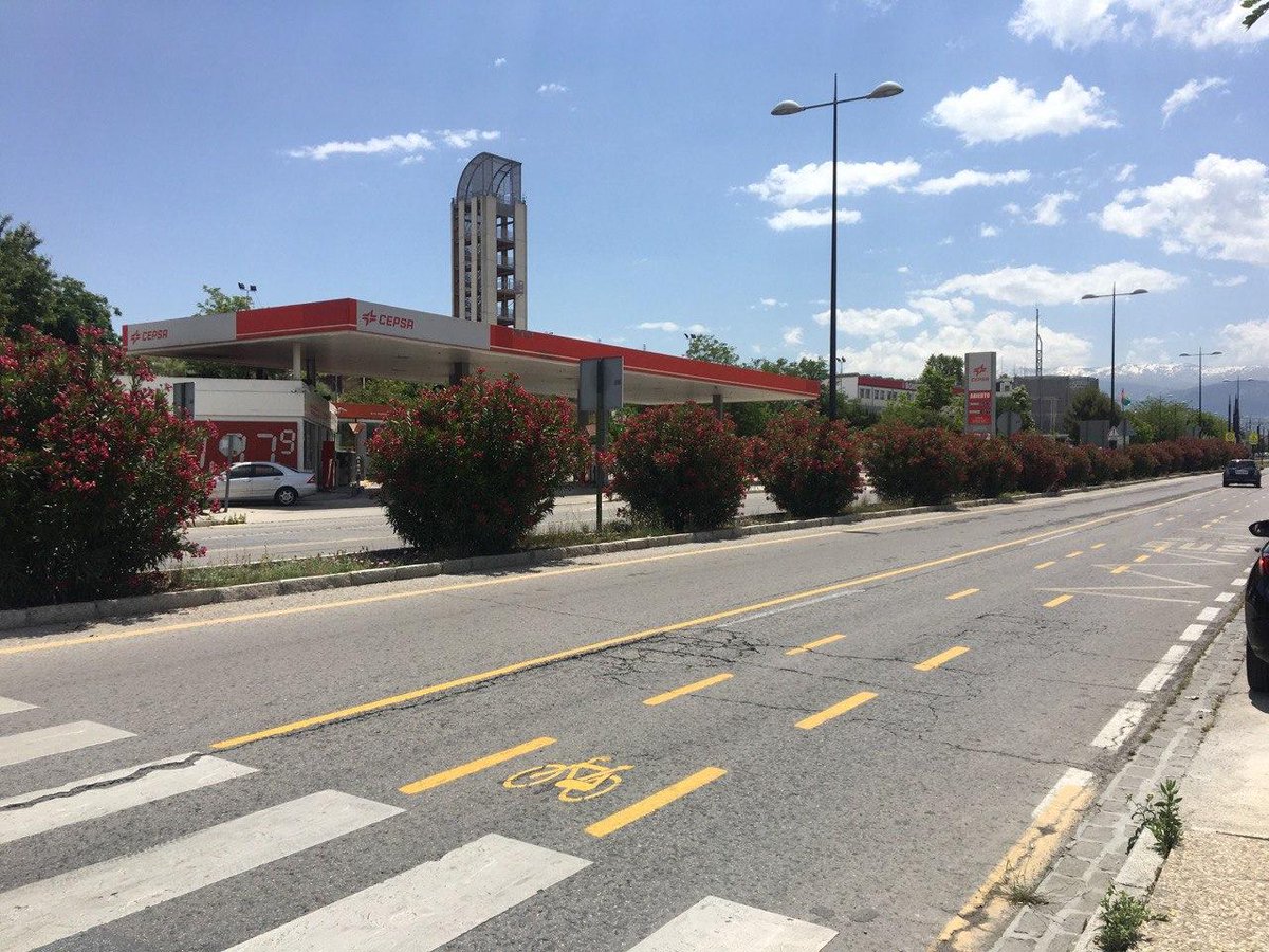cgimgranada's tweet photo. 🚌🚕🚲🛴Los nuevos carriles CRT son de uso para VMP, bici, taxi y bus urbano, limitación a 30km/h. 
🚗🛵🏍Si circulas en vehículo privado, utiliza el carril de la izquierda. 
https://t.co/TlFD3dDxWV https://t.co/IPMt0QZXG8