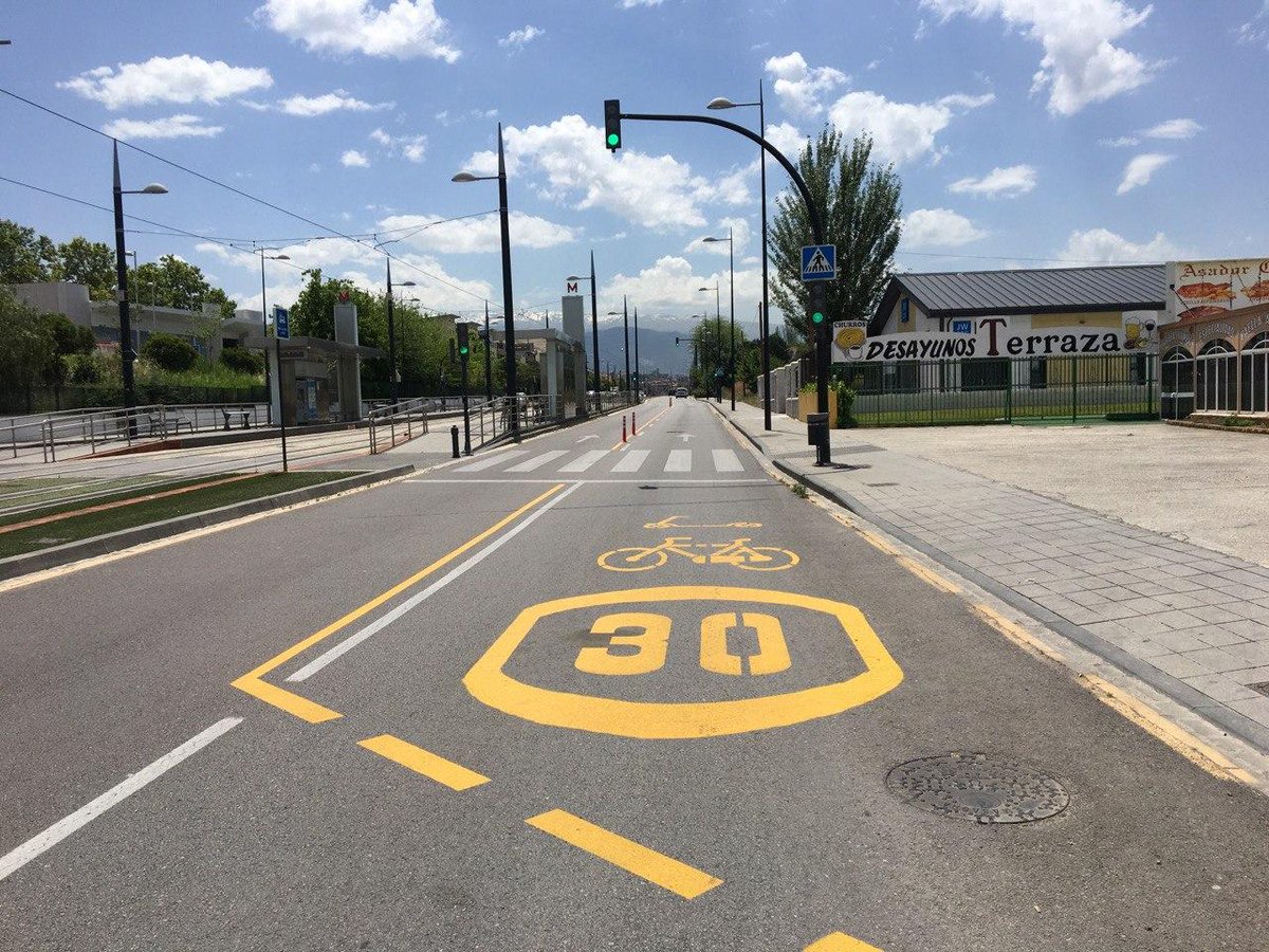 cgimgranada's tweet photo. 🚌🚕🚲🛴Los nuevos carriles CRT son de uso para VMP, bici, taxi y bus urbano, limitación a 30km/h. 
🚗🛵🏍Si circulas en vehículo privado, utiliza el carril de la izquierda. 
https://t.co/TlFD3dDxWV https://t.co/IPMt0QZXG8