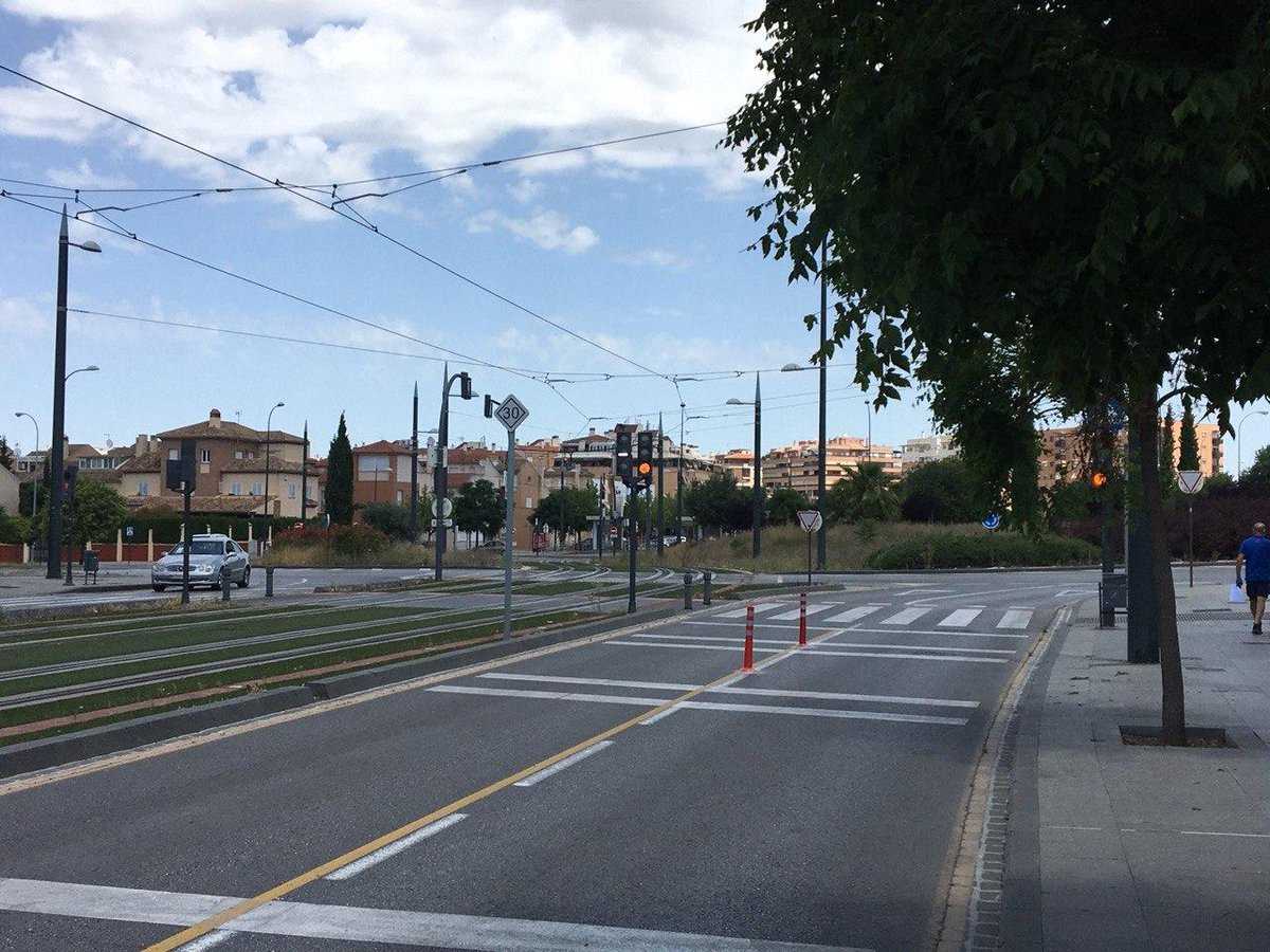 cgimgranada's tweet photo. 🚌🚕🚲🛴Los nuevos carriles CRT son de uso para VMP, bici, taxi y bus urbano, limitación a 30km/h. 
🚗🛵🏍Si circulas en vehículo privado, utiliza el carril de la izquierda. 
https://t.co/TlFD3dDxWV https://t.co/IPMt0QZXG8