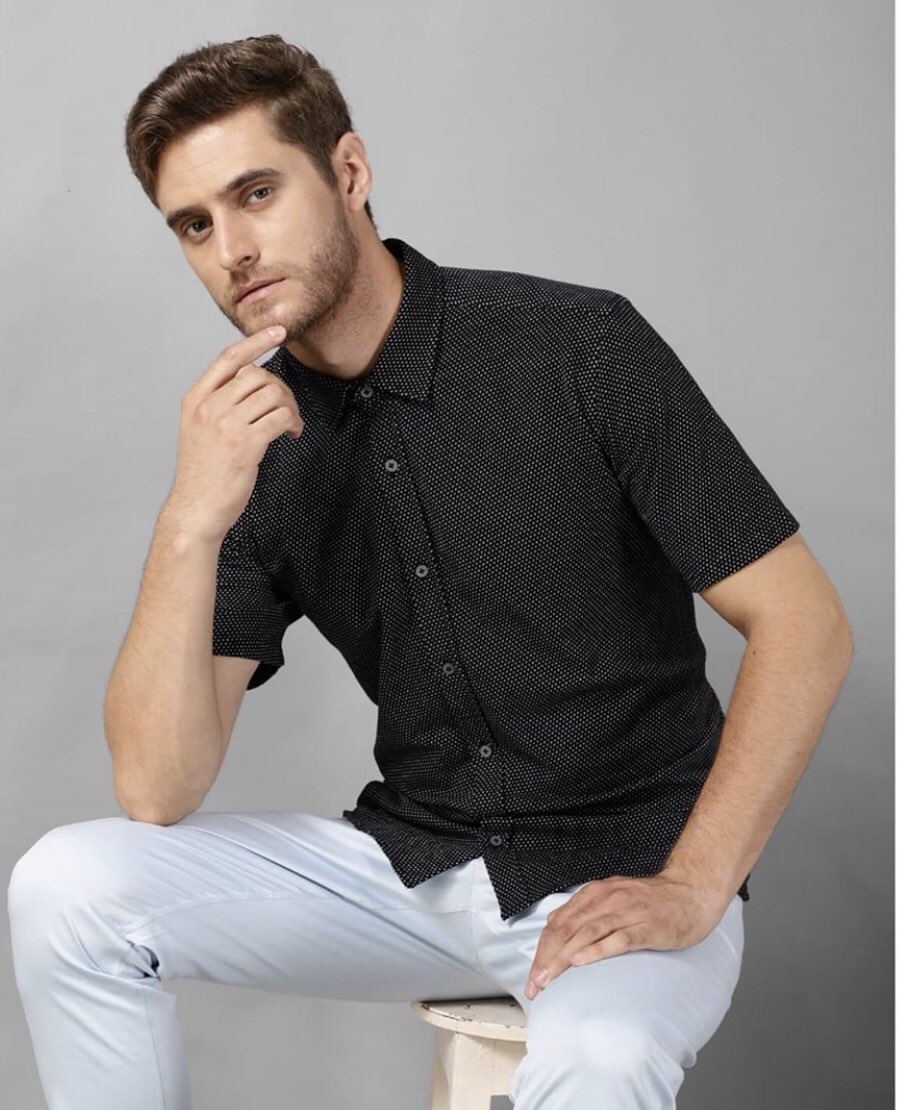 Because this is a casual shirt, it should be worn with the top two buttons undone - three or even more if you’re at the pool or the beach. Whatever you do, don’t do up all the buttons, you’ll look like a giant toddler