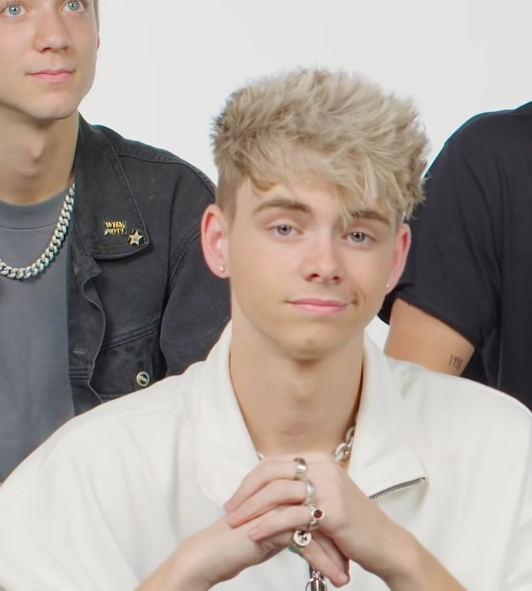 corbyn besson  ᵕ̈