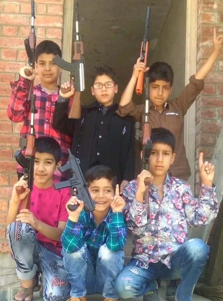 muttaqinaik's tweet photo. These #smart_kids should have been holding #Sketchpen and #drawing_Copies.
But this is how conflict frames your mind. Fed up with occupation.
#WaitingForPeace https://t.co/0X9WI7iXN9
