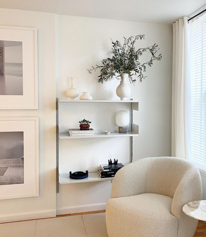 Vitsoe's tweet photo. Less, but better. A lovely photo of some subtle, modest 606 shelving here, by kind courtesy of our customer Laura Cattano. We encourage our customers to start with a small amount, add to it as their lives develop, and live with it for longer. Contact us at https://t.co/y9YGg7Wzjb https://t.co/pHXaBIgNUq