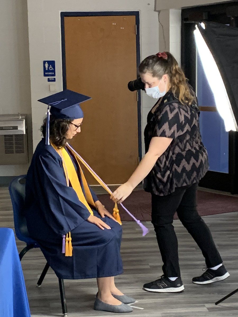 CarrieGeigerPKY's tweet photo. Senior campus visits underway: Walking across the stage to “Pomp,” professional photography by @jamie_kg, autographing friends’ signs, and turning in materials. ❤️ the #classof2020 #proudprincipal https://t.co/ekoDo4fPOq