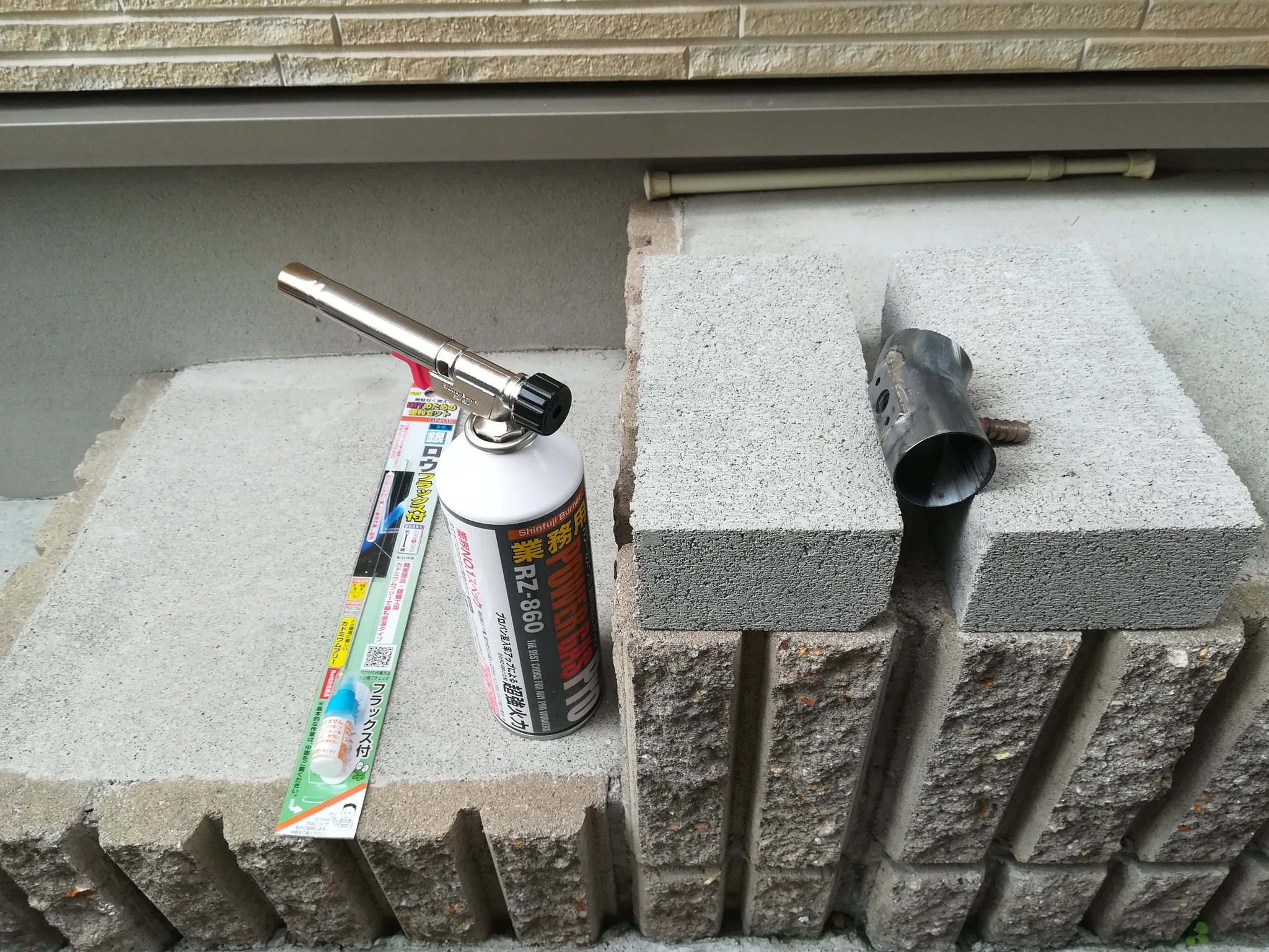 ﾏﾂｹﾝ でかいエアクリ撤去して パワーフィルター取付 フィルターはキジマのf39既製品 接続パイプはf38の曲げパイプ を調達して Diyでロウ付けして自作 パイプとスロボは余ってたラジエーターホースをバンドで締めて接続 で 試走の結果 高回転の伸びは