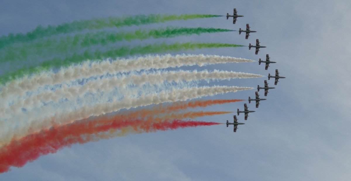 GRUPPO_SGB's tweet photo. ✈️🇮🇹 Ieri le #FrecceTricolori hanno solcato i cieli di #Codogno: un simbolo di vicinanza nei confronti di uno dei paesi più colpiti dall'emergenza. 💪 Vi raccontiamo la storia di Gaia, abitante di Codogno che grazie a #Humangest ha trovato #lavoro. 🧡 👉 https://t.co/RPBWJj2jns https://t.co/9a17fhpF12