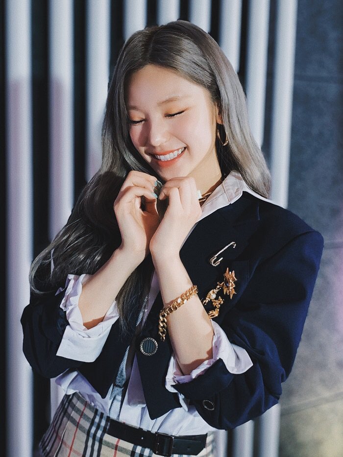 yerimyakki's tweet photo. Happy birthday dearest Yeji. Welcome to your 21 years old journey! May this day bring countless happiness and endless joy and live with peace and serenity. Cheers to your new age! 🥂 https://t.co/wOk8whPEFx