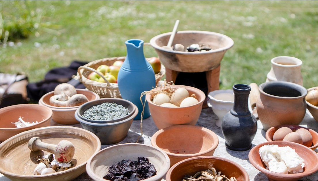Why not get into the spirit of #VirtualRomanWeek2020 by creating your very own Roman banquet?

We have a variety of recipes which you can try from home! thenovium.org/article/34018/…

#Romanfood #eatliketheromans #historicfood