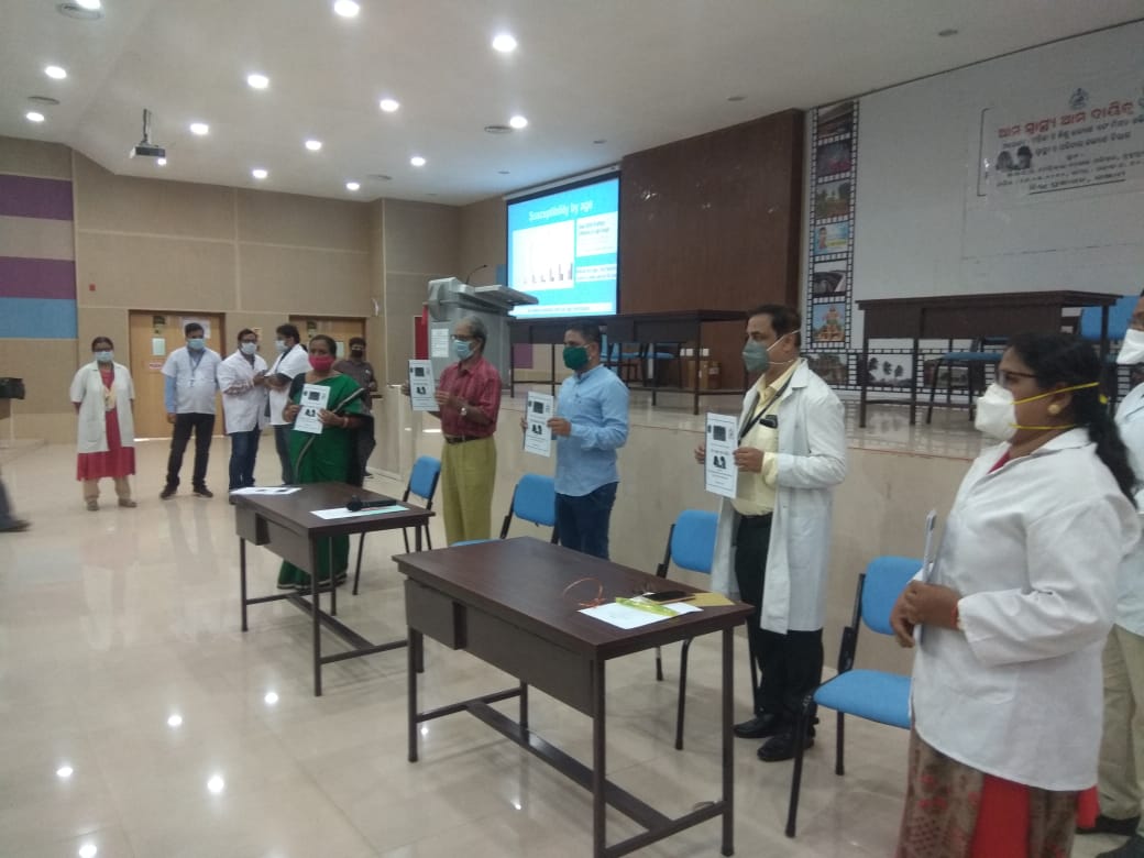 ManoramaReddy4's tweet photo. Today dist Admin Ganjam launched a new initiative named AMA SWASTYA AMA DAITWA. Obj of this initiative is to create awareness at community level  by WSHGs wrt COVID-19.This initiative will reach 4,34,488 SHG members in Ganjam by 20,000 volunteer @WCDOdisha @Ganjam_Admin https://t.co/0CCkaUXoTb