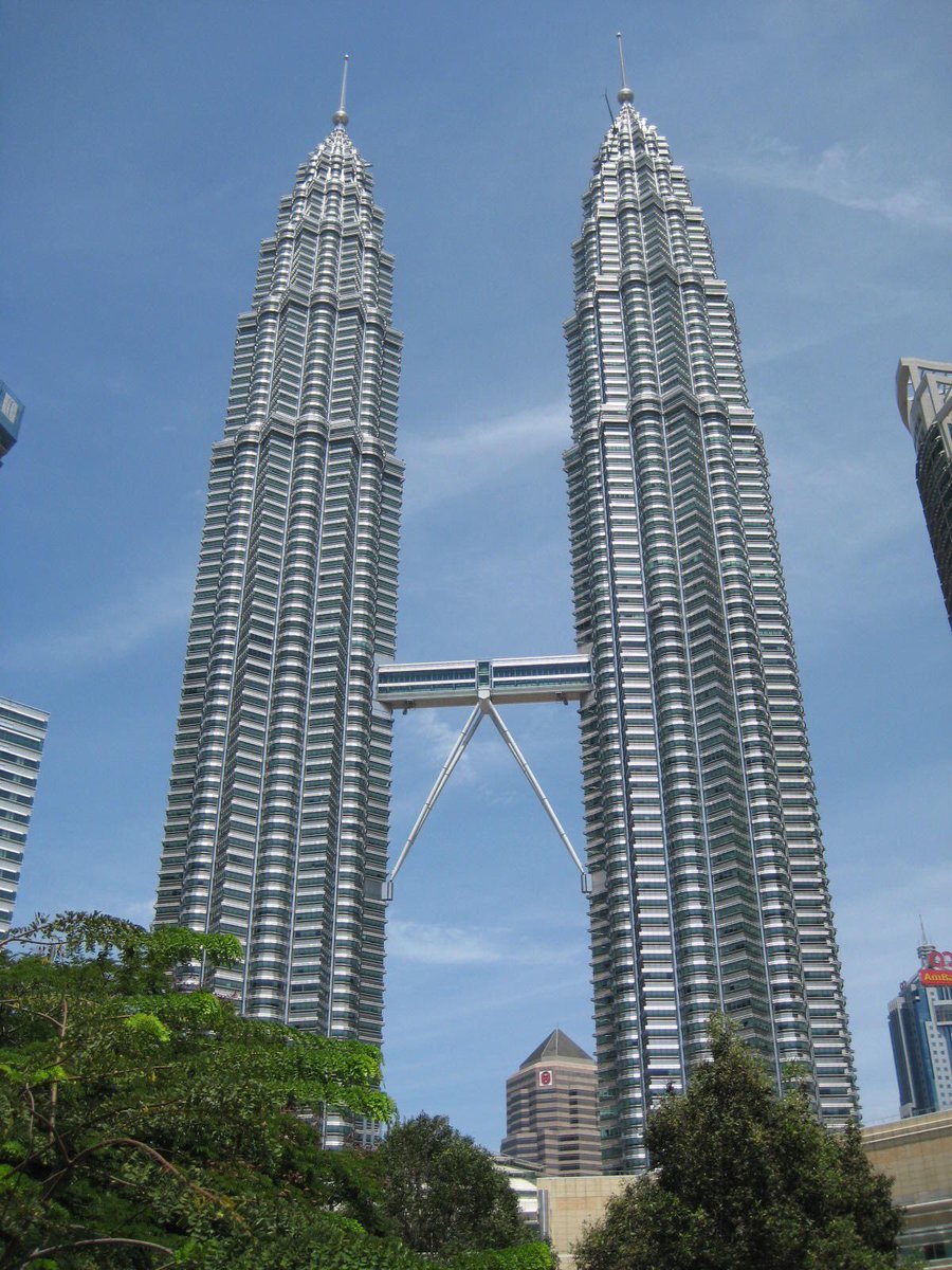 Tomot イギリス 車番組 Top Gear で 韓国車に乗るなら竹馬に乗る方がマシだ と揶揄し さらにはヒュンダイ アクセント を ヒュンダイ アクシデント と言いケチョンケチョンに貶した マレーシア ペトロナスツインタワーの 韓国が建てた方 サムスン