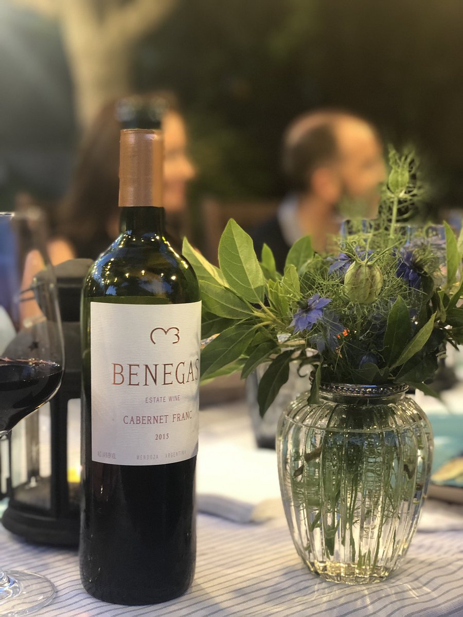 Así hemos celebrado el 25 de mayo, fecha patria argentina y comienzo del desconfinamiento. Como corresponde, con empanadas y uno de nuestros #vinosconalma: el Cabernet Franc 2015 de <a href="/BenegasWines/">Bodega Benegas</a>!