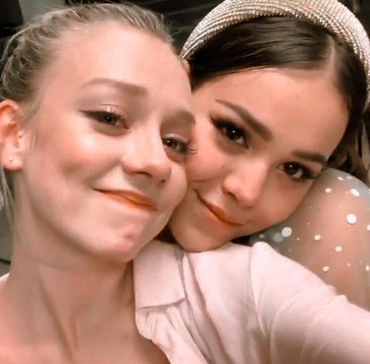 A Nix aceitou que eu fosse a Lu dela e eu vim deixar isto aqui porque somos lindas, bye. @KOSMOTALK