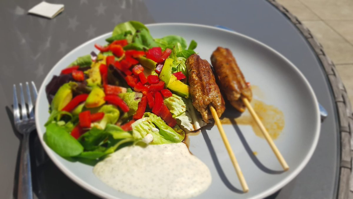 MonLunchFellows's tweet photo. JK: Bargain #fellowship lunch today (my second favourite thing after a free lunch)

2 lamb shish kebabs (30p @marksandspencer) and salad w/mint yogurt

Despite it being a salad it was very nice

7/10 #fellowshiplockdown #greatvalue https://t.co/3cUX0tfJGC