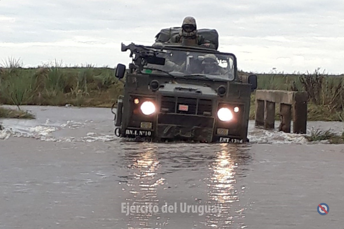 EjercitoUy's tweet photo. Efectivos del #EjércitoDelUruguay realizan patrullas combinadas por integrantes de las Armas de Infantería y Caballería, en la Región General Vargas (zona limítrofe entre los dptos. de #CerroLargo, #TreintayTres y Laguna Merín).
#YosoyelEjército #FronteraSegura https://t.co/4uU5HvH7dH