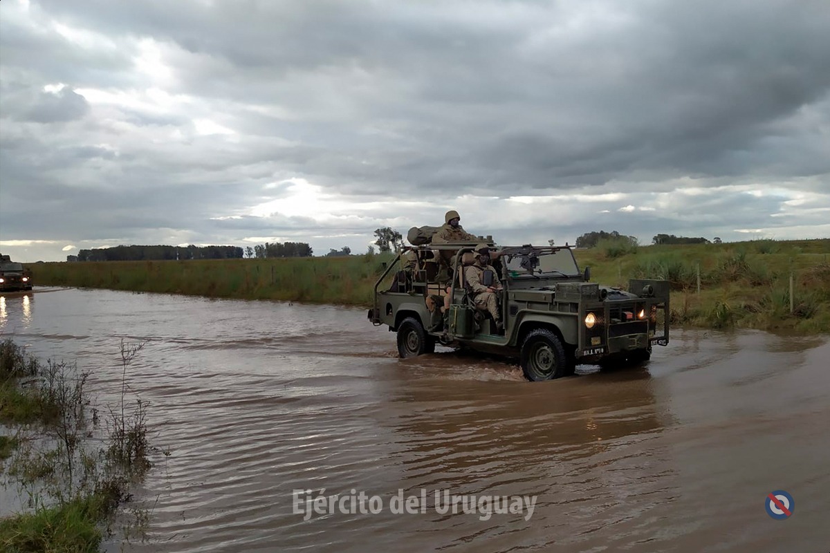 EjercitoUy's tweet photo. Efectivos del #EjércitoDelUruguay realizan patrullas combinadas por integrantes de las Armas de Infantería y Caballería, en la Región General Vargas (zona limítrofe entre los dptos. de #CerroLargo, #TreintayTres y Laguna Merín).
#YosoyelEjército #FronteraSegura https://t.co/4uU5HvH7dH