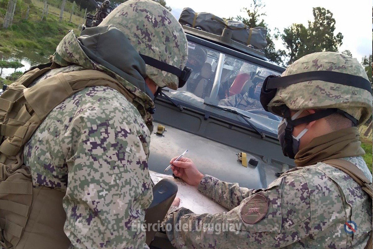 EjercitoUy's tweet photo. Efectivos del #EjércitoDelUruguay realizan patrullas combinadas por integrantes de las Armas de Infantería y Caballería, en la Región General Vargas (zona limítrofe entre los dptos. de #CerroLargo, #TreintayTres y Laguna Merín).
#YosoyelEjército #FronteraSegura https://t.co/4uU5HvH7dH