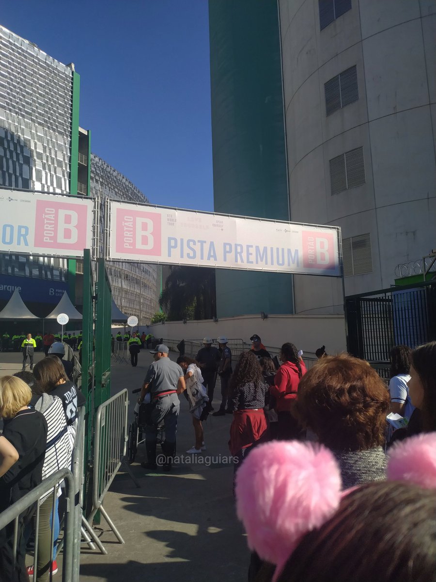 outronatear's tweet photo. E hoje sim, dia 26, 1 ano do melhor dia dessa vida. Frio, fome, sede, sono, dias na fila foram recompensados com a grade e estar de cara com eles. Nada nunca vai superar 💜

#BTSatAllianzParque_D2
#BTSINBRASIL1YEAR https://t.co/FGnvUuAYsk