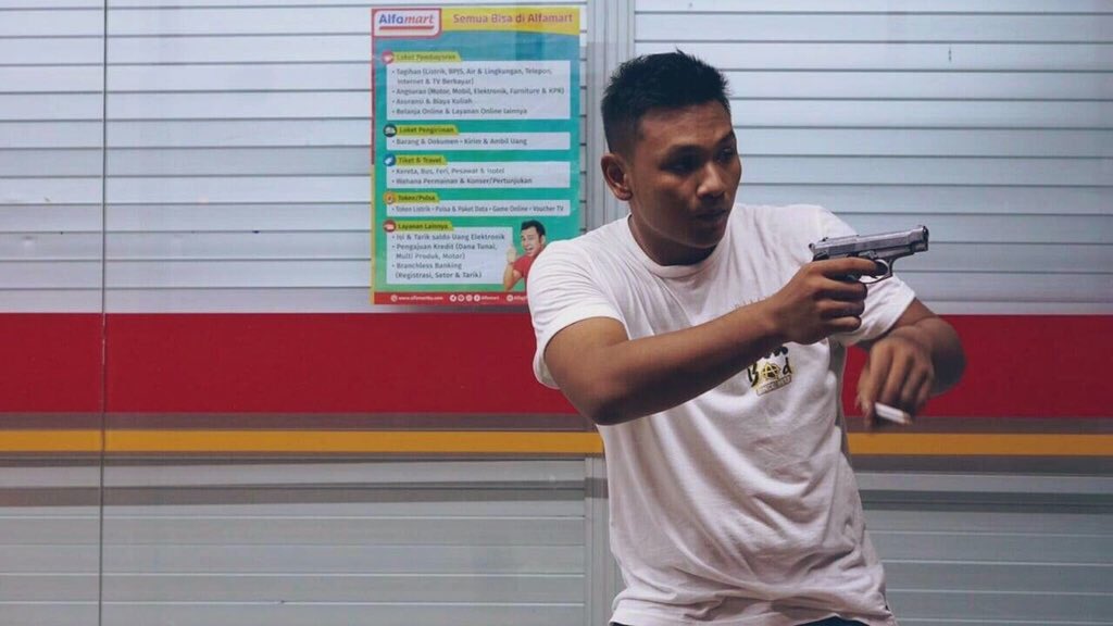 rozsky3's tweet photo. Sini ku tembak kepalamu ,biar kau luapkan isi kepalamu tentang ku #malamsepi #hujan https://t.co/7zPQcuce2g