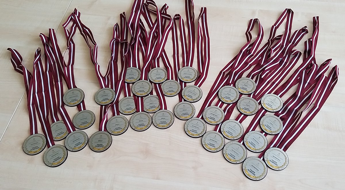 Lepojamies ar saviem skolēniem! Lūk, daļa no mūsu medaļu biruma šī gada valsts olimpiādēs! Paldies visiem skolēniem  un skolotājiem par ieguldīto darbu!
