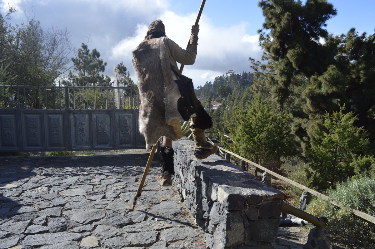 jonangzl's tweet photo. @SecundinoGuanch Estos nos lo contó un chico al bajar del teide que se viste con el atuendo y sujeta ese mismo bastón, y se queda al lado de la carretera para contar la historia a todo el que pare y quiera escucharle a cambio de la voluntad. Nosotros por supuesto quisimos saber más sobre guanches https://t.co/DigmyGwRM1