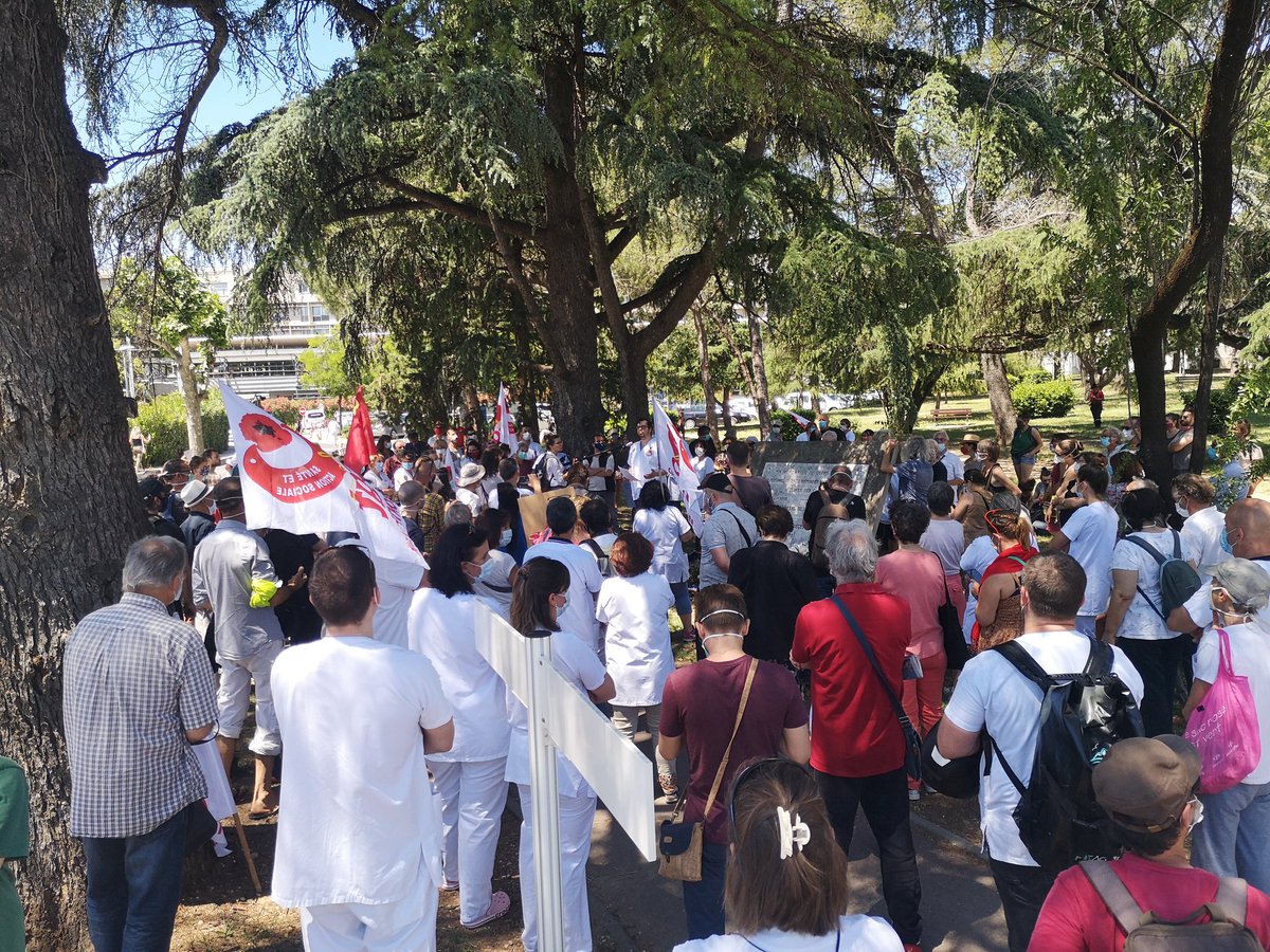 _The_Marquis_'s tweet photo. Rassemblement en hommage aux victimes du #coronavirus devant le monument au mort de l'#hopital Gui de Chauliac à #Montpellier à l'appel de la CGT. En perspective la mobilisation nationale du 16 Juin, pour que ce segur ne soit pas un grenelle de plus #Covid_19 #HopitalPublic https://t.co/iGYeAZOGxE