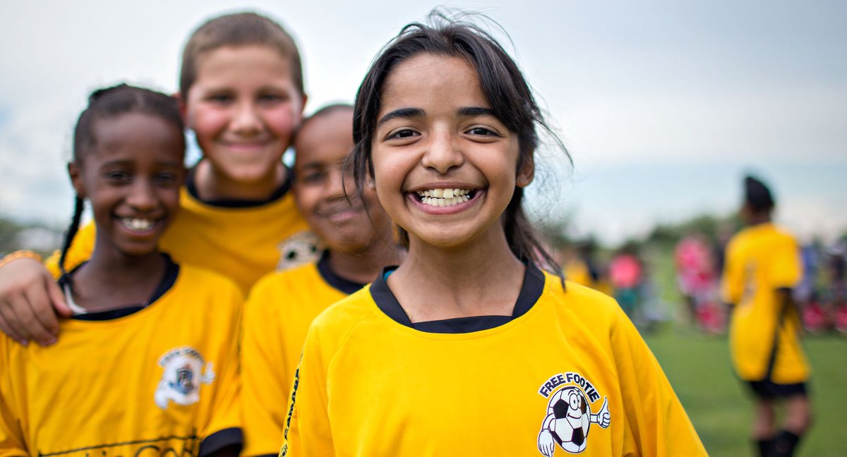 Melissa Guzzo, enseignante d’Alphonso au collège, l’inscrit au programme Free Footie :Une initiative 100% gratuite permettant aux plus défavorisés (filles et garçons) de jouer au football contre d’autres écoles.