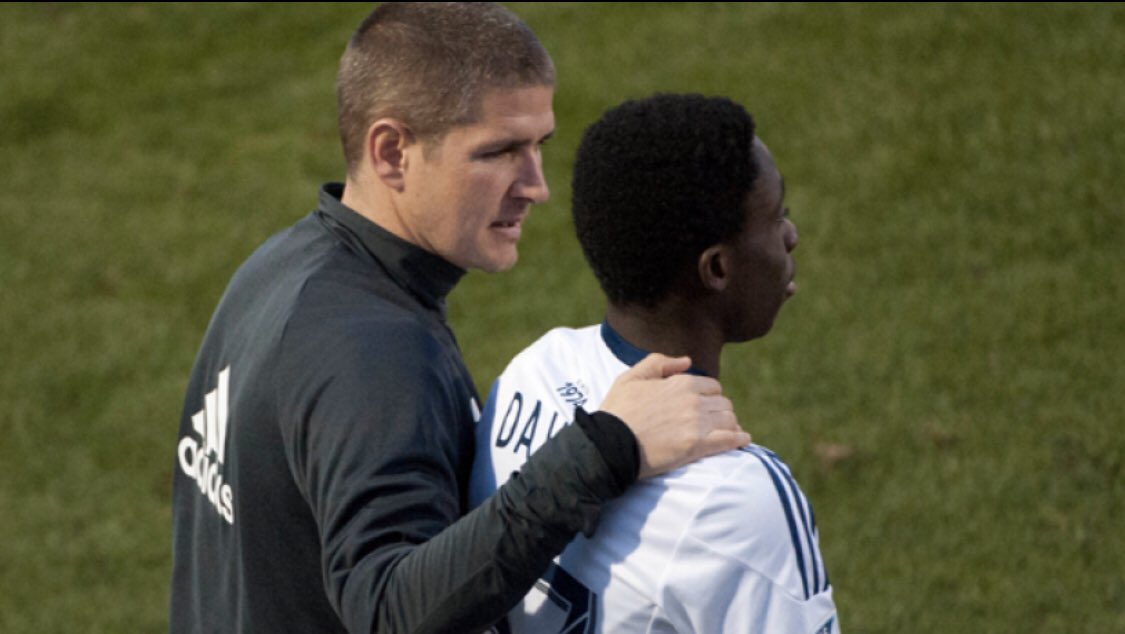 Dès 2016, il tape dans l’œil du coach de l’équipe première des  @WhitecapsFC Carl Robinson (ex-joueur gallois, passé par Wolverhampton et Sunderland).Il s’envole en stage de pré-saison avec le groupe MLS. Il n’a que 15 ans et 1 an de formation dans les jambes...