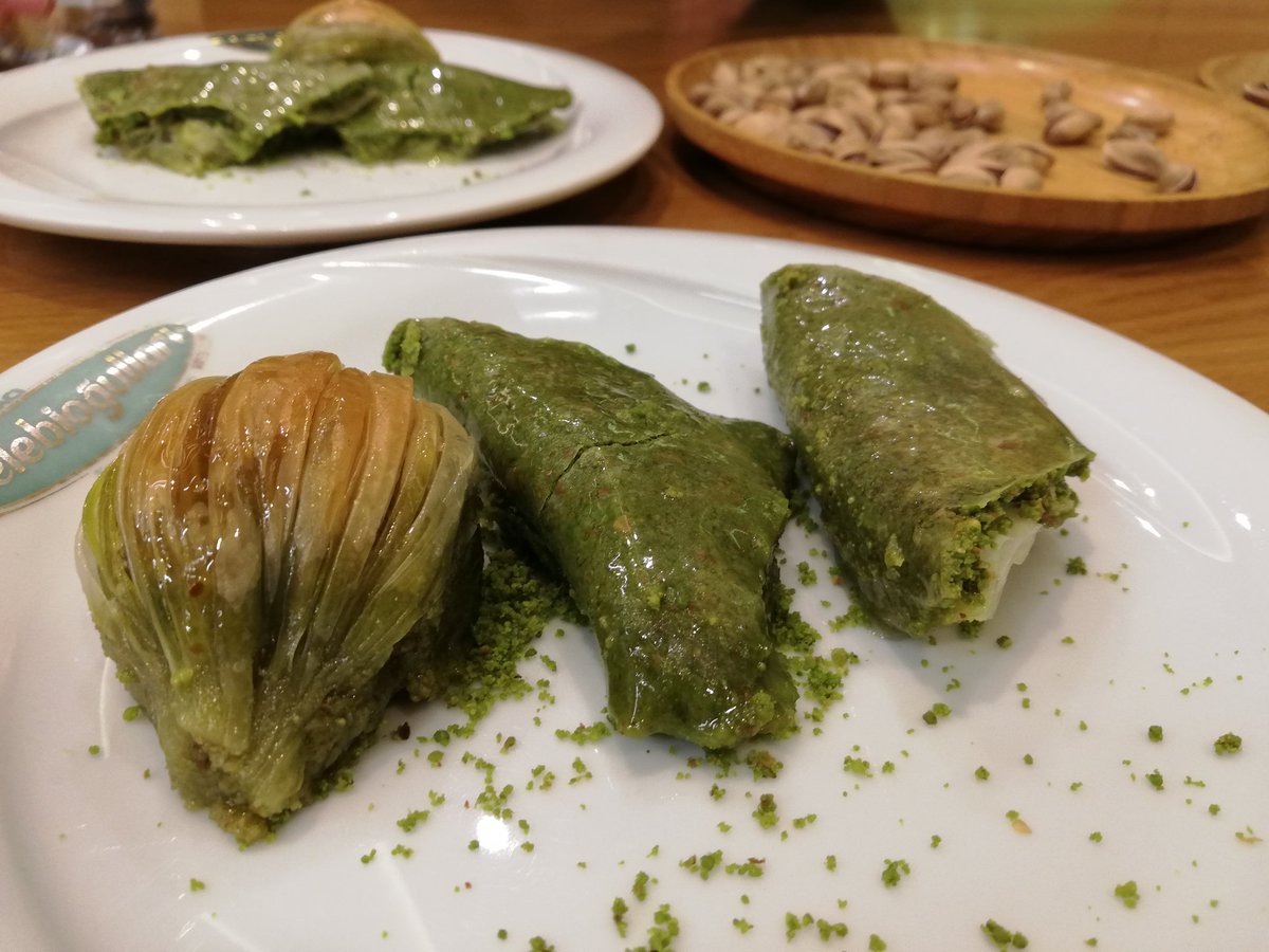 Sonu baklavacıya çıkan sokaklara zaafım var.