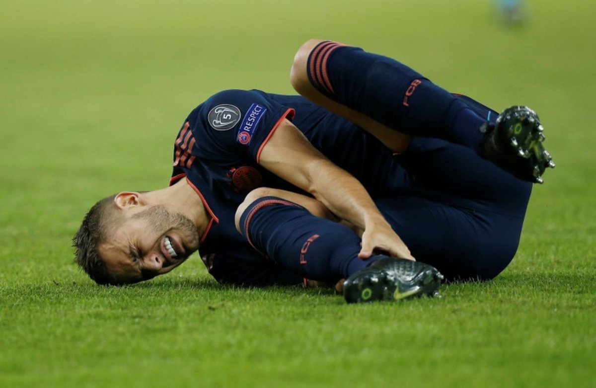 A ce moment là, on parle de Davies comme un concurrent direct de Coman.Mais un événement va tout faire basculer...En novembre, Le champion du monde Lucas Hernandez se blesse en Ligue des Champions vs Olympiacos  Rupture des ligaments de la cheville !