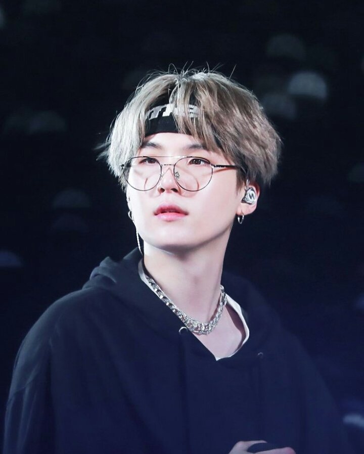 Min yoongi:"mjhay Ghnta faraq ni parta czn"That one czn who dont care abt ur existence!He wont even answere ur Salam!Forbade u to call out him if ever find in public But u love teasing him!Teri tou esi ki tesi!"YAAR AMMI SONAY DEIN, MJHAY NI KISI MAMU CHACHO K GHR JANA"