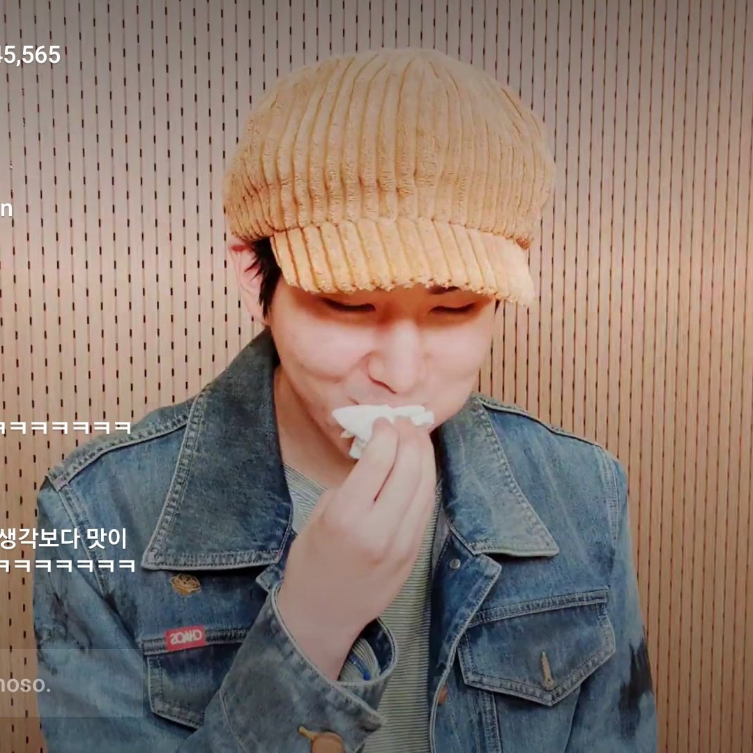 heeverses's tweet photo. Shinwonie comiendo una hamburguesa es lo más hermoso que veras hoy. 🥺🥺

#펜타곤 #PENTAGON #SHINWON @CUBE_PTG https://t.co/bJcphoF63s