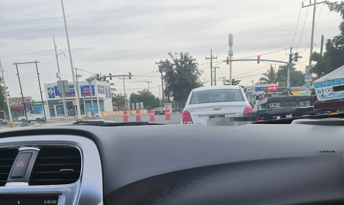 NETORAE's tweet photo. Alguien sabe que función tienen dejar un solo carril el blv. Santa Rosa en Santa Fe? si las autoridades están haciendo absolutamente nada. Sólo logran que las personas se desvíen de sus rumbos. Ojo yo voy a mi trabajo esencial. @forceps21 https://t.co/YqREvY3ZBQ