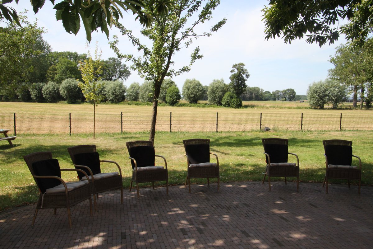 Kijk, de stoelen op de Muetstege in Lochem staan al klaar. We schuiven ze dinsdag 9 juni nog wat verder uit elkaar.  Over twee weken (van dinsdag 9 t/m zondag 14 juni) is de schrijfweek in Lochem. Je kunt je nog inschrijven. Hier alle informatie: mbcommunicatie.nl/wp-content/upl…