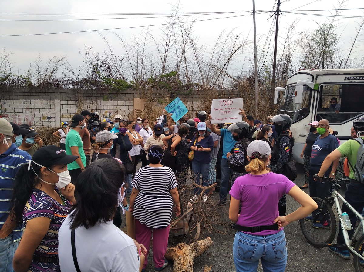 ybetancourte's tweet photo. Más de 30 días sin agua. 1500 familias desesperadas por el vital líquido. Protestas por Terrazas de Guaicoco @imasucre @VTVNoticias @laalcaldiasucre @CaraotaDigital @isnardobravo @noticias24 @VPITV @elsolidariogv @El_Noticiero #Aguaya #Crisis #NoAlCovid https://t.co/W3GYJJWPRE