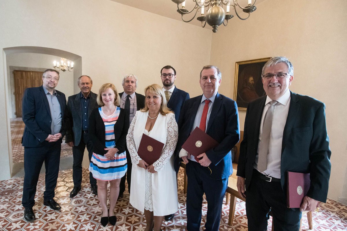 Ec chajim Praha (@ecchajimpraha) on Twitter photo Náš rabín <a href="/DavidMaxa/">David Maxa</a> dnes na <a href="/UniKarlova/">Univerzita Karlova</a> podepsal podporu projektu #NEZAPOMENEME, jehož cílem je přiblížit problematiku holokaustu mladé generaci s intencí prevence antisemitismu. <a href="/snemovna/">Poslanecká sněmovna ČR</a> <a href="/PrahaEU/">Hlavní město Praha</a> Náš rabín <a href="/DavidMaxa/">David Maxa</a> dnes na <a href="/UniKarlova/">Univerzita Karlova</a> podepsal podporu projektu #NEZAPOMENEME, jehož cílem je přiblížit problematiku holokaustu mladé generaci s intencí prevence antisemitismu. <a href="/snemovna/">Poslanecká sněmovna ČR</a> <a href="/PrahaEU/">Hlavní město Praha</a>