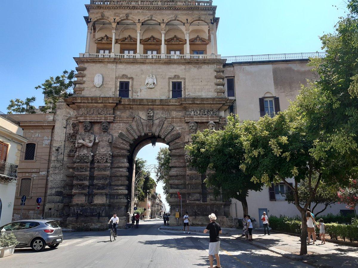 A partir des arts arabes, byzantins et normands Roger 2 donna naissance à un art introuvable ailleurs. La Sicile était le pont entre les cultures, les peuples et les religions.